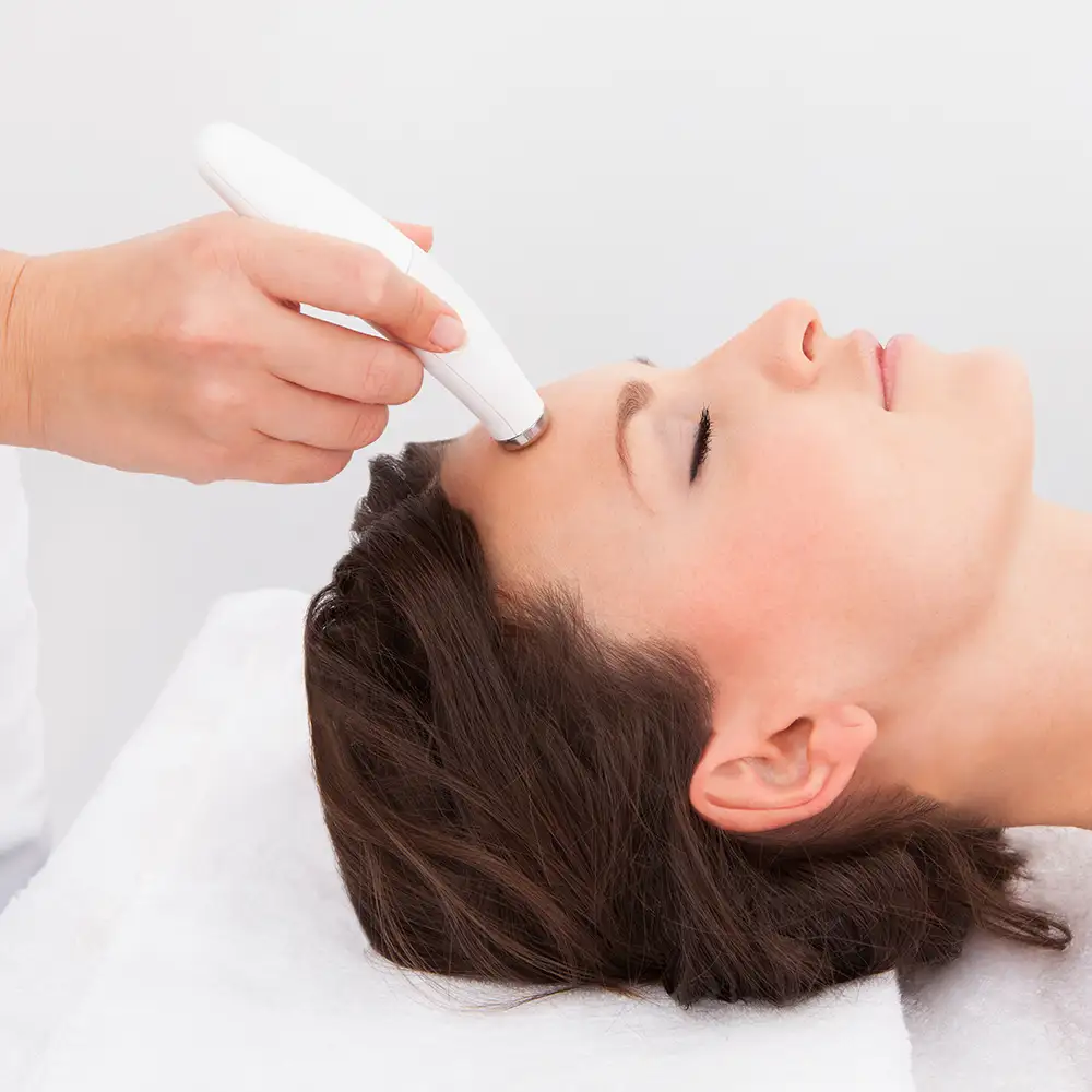 Frau unter der Mikrodermabrasionsbehandlung