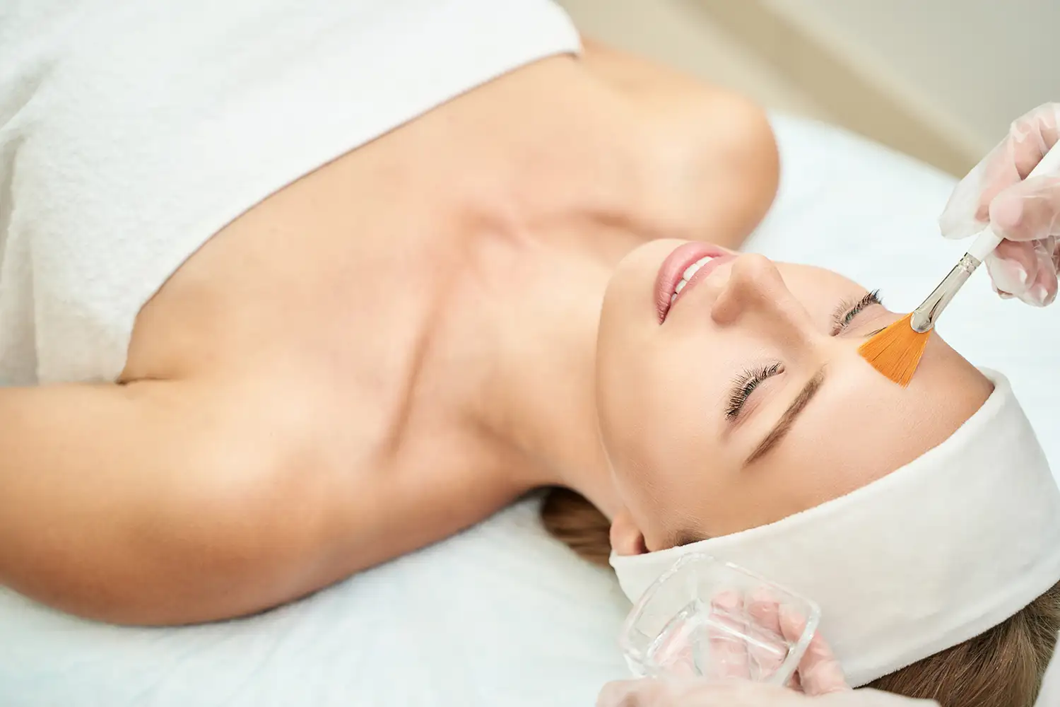 Kosmetologie Schönheit Verfahren. Junge Frau Hautpflege. Schöne weibliche Person